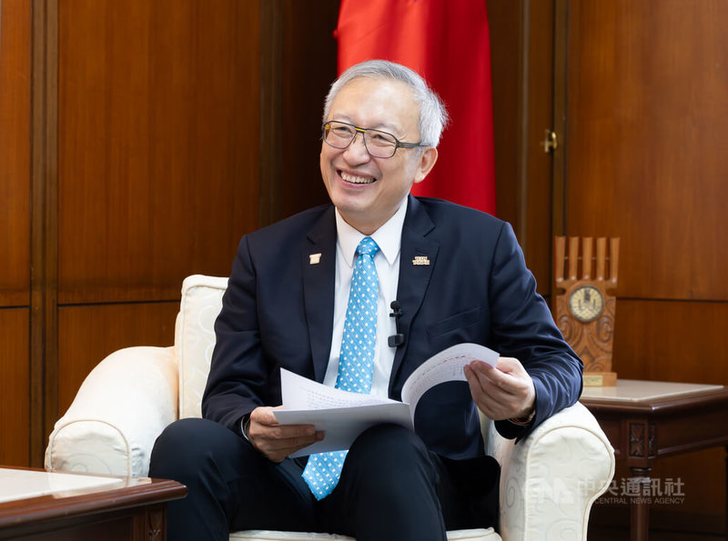 外交部政次吳志中曾任駐法代表6年,期間碰上疫情封城,吳志中表示,他當時突發奇想準備台式便當,邀請法國議員來駐法國代表處開「便當會」解釋台灣處境,促成法國上下議院挺台。中央社記者謝佳璋攝 114年9月7日
