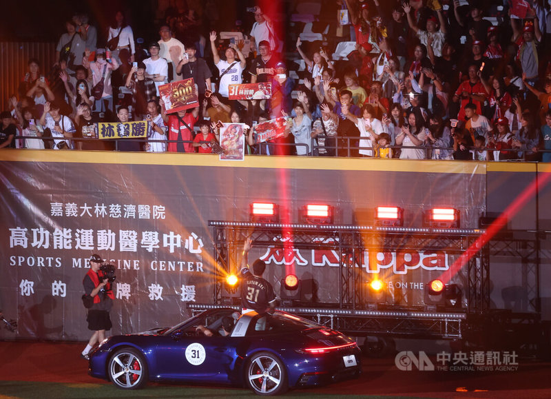 林智勝(車上)搭車繞球場向球迷告別。中央社記者張新偉攝 114年9月7日
