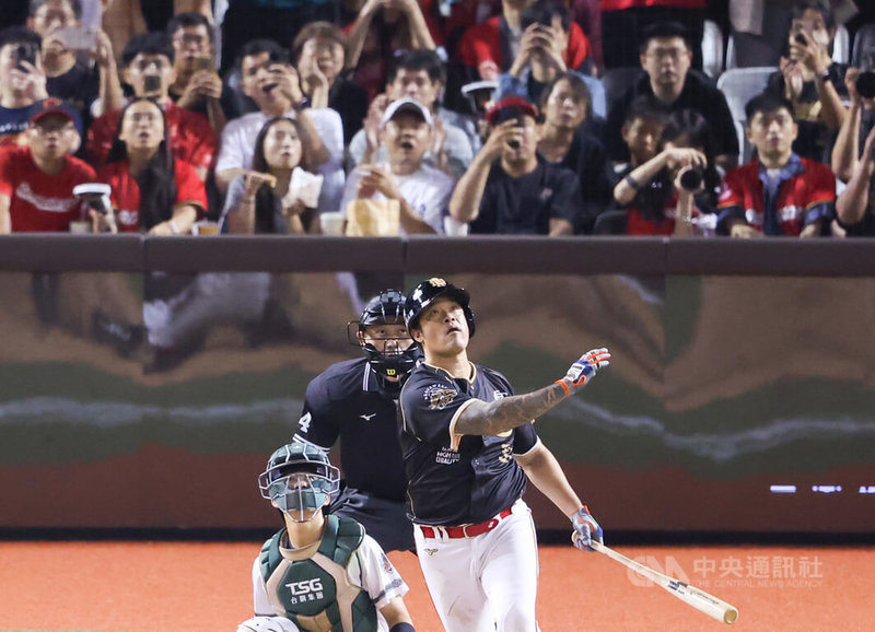 中華職棒味全龍隊林智勝(前右)7日在台北大巨蛋引退賽最終戰敲出生涯305轟,成為最完美結束。他說,「我也沒有想過會打全壘打,把這支全壘打獻給在場所有球迷」。中央社記者張新偉攝 114年9月7日
