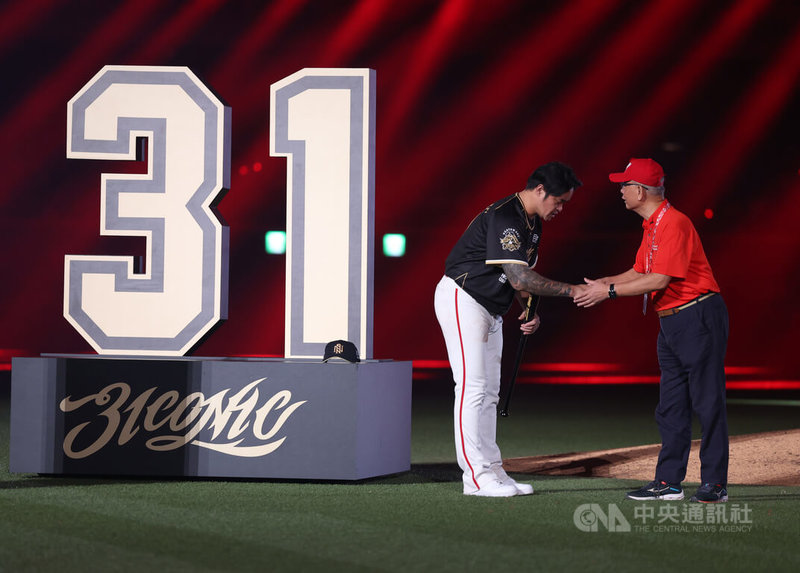 中華職棒味全龍隊「大師兄」林智勝(左)7日正式結束22年職棒球員生涯,將轉任龍隊教練,引退儀式上,創辦人「三董」魏應充(右)將教練棒交到林智勝手中。中央社記者張新偉攝 114年9月7日