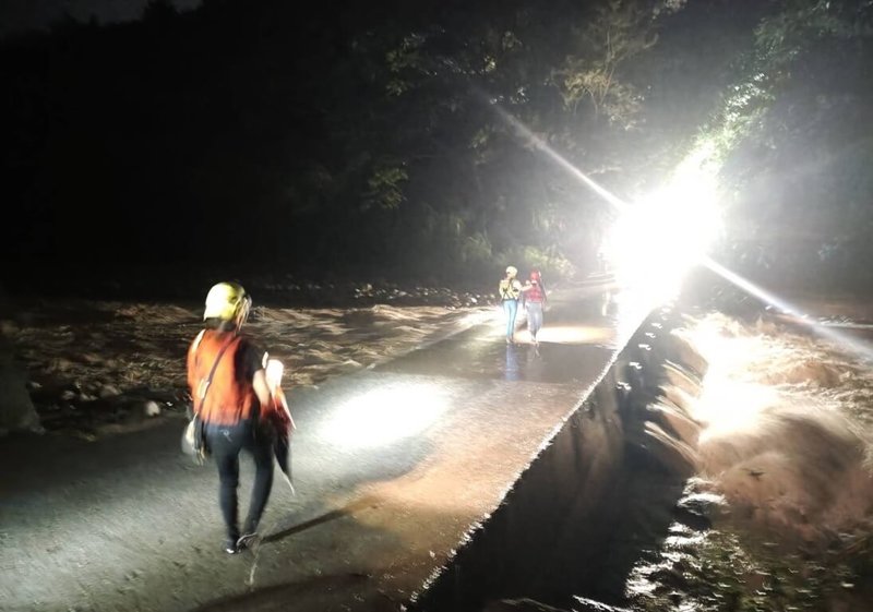 台中市7日傍晚下起強降雨，太平區頭汴坑溪水暴漲，水勢淹沒橋梁，1對夫妻受困，警消獲報前往救援。（民眾提供）中央社記者趙麗妍傳真　114年9月7日