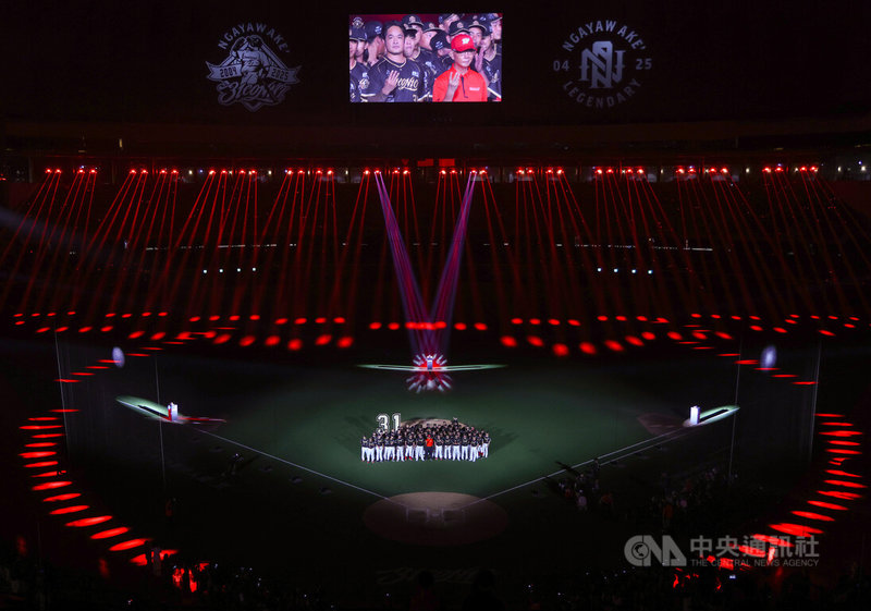 林智勝在引退儀式上與隊友合影留念,搭配現場燈光氣氛十足。中央社記者張新偉攝 114年9月7日