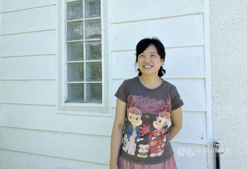 來自印尼張美君嫁來台灣在花蓮生活25年,為學習中文從國小、國中讀到高中,不但說寫流利,還在廣播電台主持節目,並成立「印尼共學團」,陪伴新住民家庭認識學習家鄉文化。中央社記者李先鳳攝 114年9月7日