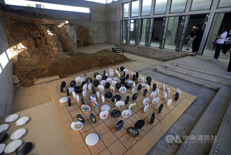 2025第3屆馬祖國際藝術島開跑,加拿大籍台裔創作者李佩珊在南竿26據點展出「不是誰的棋子,我們是…」,以圍棋意象對抗被簡化的地緣政治觀,呈現地緣政治棋局下「棋子」的美麗與哀愁。中央社記者裴禛攝 114年9月7日