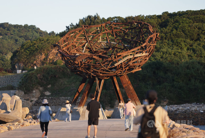 2025第3屆馬祖國際藝術島正式展開,出生馬祖的藝術家陳益輝在南竿珠螺海灣長堤創作大型雕塑「築巢」,使用阻擋敵軍登陸的「軌條砦」當基底,搭起屬於自己的窩巢,象徵在困難中重建迎來新生。中央社記者裴禛攝 114年9月7日