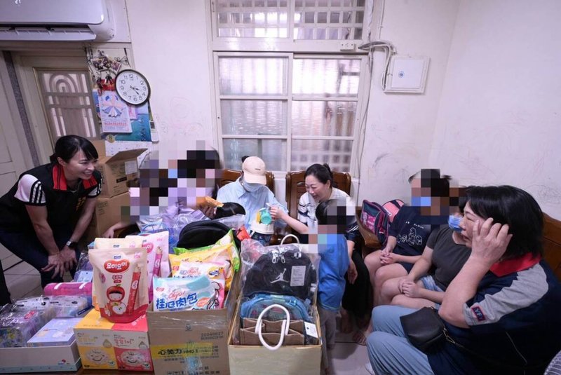 花蓮市民「9寶爸」蘇姓男子驟然腦死，一家10口失去依靠，縣長徐榛蔚（中右）日前到蘇家慰問，也指示社會處啟動「專責服務窗口」，由專人持續陪伴家屬，協助處理接下來包括醫療決策、喪葬事宜等的各項事務。（花蓮縣政府提供）中央社記者李先鳳傳真　114年9月7日