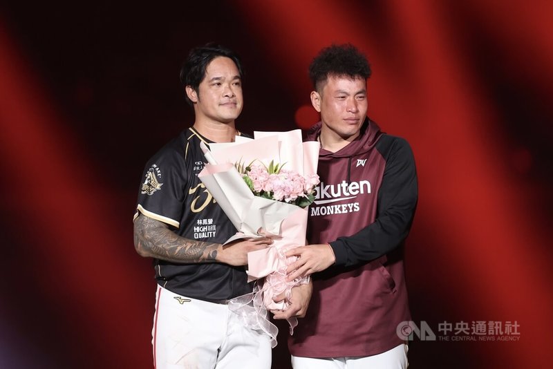 中華職棒全壘打王林智勝(左)7日在台北大巨蛋進行引退儀式,林智勝的前隊友、樂天桃猿隊「小胖」林泓育(右)特地從新莊棒球場趕到現場獻花,帶著淚水送上最深祝福。中央社記者吳家昇攝 114年9月7日
