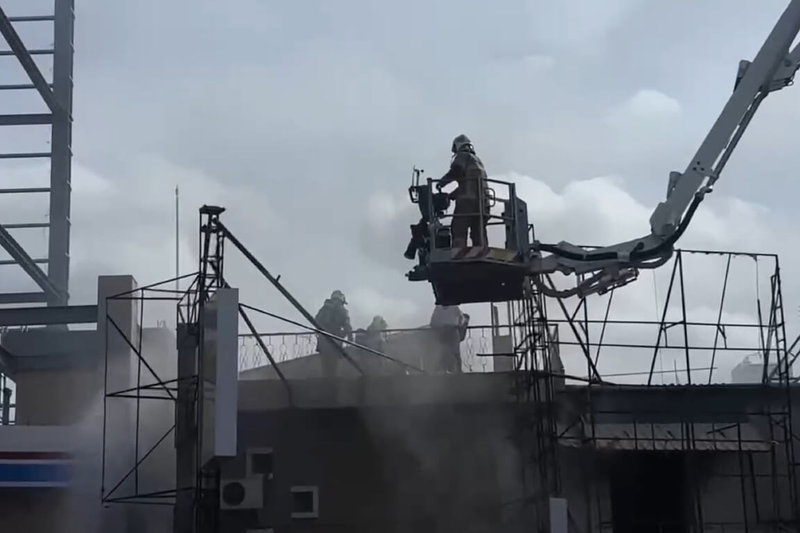 台南市永康區中華路一間2層樓透天式建物，7日上午發生火警，消防局出動雲梯車將受困頂樓處人員救出。（讀者提供）中央社記者楊思瑞台南傳真  114年9月7日