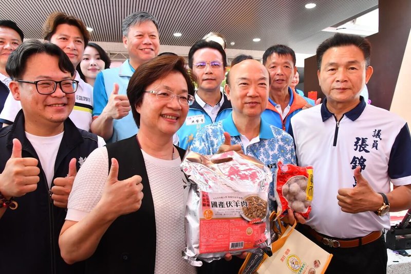 彰化畜產嘉年華系列活動7日由彰化羊肉節率先登場,彰化縣長王惠美(前左2)與各級民代於活動現場推廣民眾選購國產羊肉產品。(彰化縣政府提供)中央社記者鄭維真傳真 114年9月7日