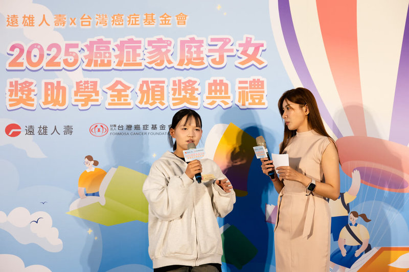 就讀花蓮女中的歆婷（左），因父親罹患口腔癌，病情反覆復發，讓年幼的她早早直面生命的脆弱，也立下成為醫師的志向，希望未來能返鄉行醫。（台灣癌症基金會提供） 中央社記者陳婕翎傳真　114年9月7日