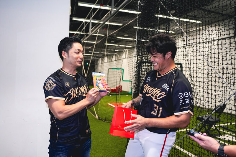 中華職棒味全龍林智勝(右)引退賽最終戰7日在台北大巨蛋進行,市長蔣萬安(左)特地前往球員休息區,致贈退休禮物「PS5舞力全開遊戲片」給林智勝。(台北市政府提供)中央社記者楊淑閔傳真 114年9月7日