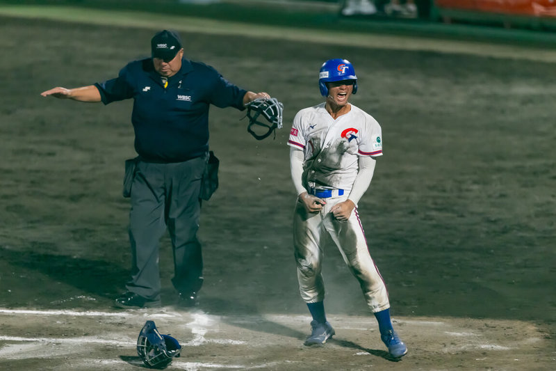 U18世界盃棒球賽台灣7日與巴拿馬交手,最終以2比1搶下第2勝,台灣隊江庭毅(右)賽中跑回2得分都是關鍵。(中華民國棒球協會提供)中央社記者謝靜雯傳真 114年9月7日
