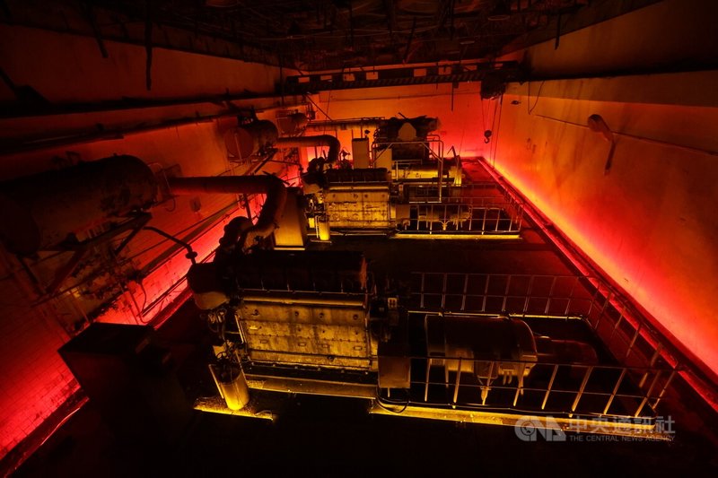 2025第3屆馬祖國際藝術島正式展開,有「軍魂發電廠」之稱的台電北竿發電廠今年再度開放,以台電公共藝術策劃的「島嶼生息III:軍魂1975時間美術館」為題,多組藝術家共同進駐創作,回應馬祖迎來電力半世紀的時代記憶。中央社記者裴禛攝 114年9月7日