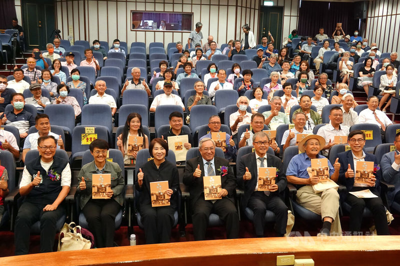 屏東縣里港鄉資深文史工作者吳庚元（前中）7日舉行「里港百年風雲─人物．歷史和地方」新書發表會，教育部長鄭英耀（前右3）、客委會主委古秀妃（前左2）、屏東縣長周春米（前左3）等人出席。中央社記者李卉婷攝　114年9月7日