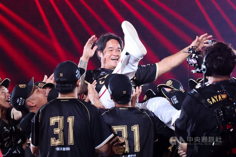 林智勝被隊友們拋起慶祝。中央社記者吳家昇攝 114年9月7日