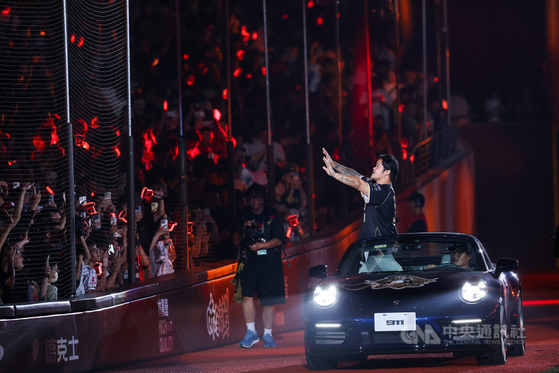 林智勝以乘車繞行球場的方式來感謝球迷的支持。中央社記者吳家昇攝 114年9月7日