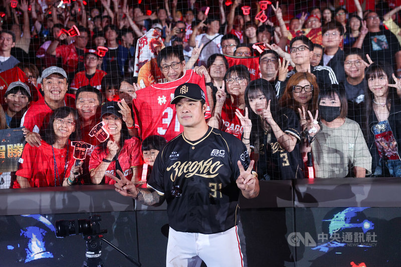 球迷爭相與林智勝合影。中央社記者吳家昇攝 114年9月7日
