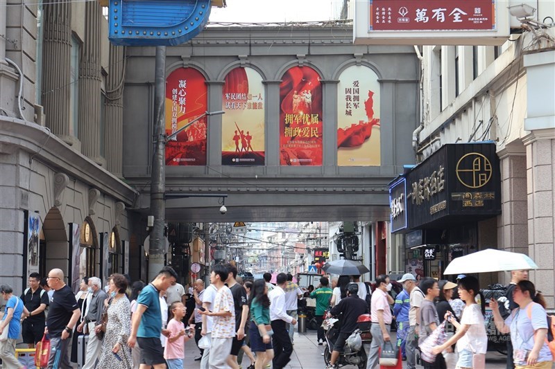 中國強制社保已於9月1日起實施, 但多省遲遲未公布社保繳費基數。圖為上海市面人潮。 (中央社檔案照片)