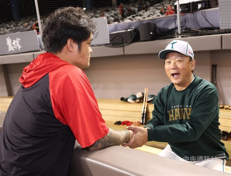 中職味全龍隊一連3天在台北大巨蛋替「大師兄」林智勝舉辦引退系列賽「31CONIC 智勝一擊」,7日賽前林智勝(左)到台鋼雄鷹休息區,向雄鷹隊總教練洪一中(右)握手致意。中央社記者張新偉攝 114年9月7日