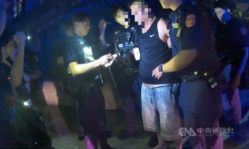 新北市警方7日凌晨獲報,指林口區文化三路二段有自小客車擦撞路邊機車,初步了解,47歲許姓男子是在桃園任教的老師,已是第4次酒駕的累犯,警方依法送辦,並針對違規部分開出18張罰單。(翻攝照片)中央社記者王鴻國傳真 114年9月7日
