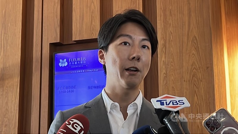 總統兼民進黨主席賴清德7日到新竹市內天后宮參香,接著轉往芙洛麗飯店與黨公職座談。民進黨發言人吳崢(圖)接受媒體聯訪指出,座談會上議員們聚焦民生議題,總統允諾將建議帶回給執政團隊與行政院。中央社記者魯鋼駿攝 114年9月7日