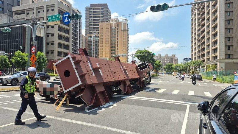 馮姓男子7日上午駕駛聯結車行經新北市三重區吉祥街、集賢路口時,所載鋼柱不明原因突然脫落翻覆,警方獲報後,立即派員趕赴現場進行交通疏導。(翻攝照片)中央社記者王鴻國傳真 114年9月7日