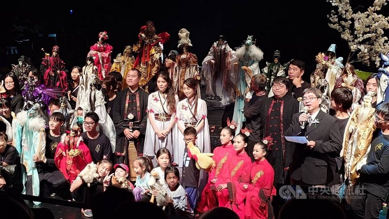 三昧堂創意木偶團與迴響樂集合作推出第12齣全新布袋戲音樂劇作品「正義」,7日下午在嘉義縣表演藝術中心實驗劇場進行首演後,所有工作人員謝幕,期待2026年再會。中央社記者蔡智明攝 114年9月7日