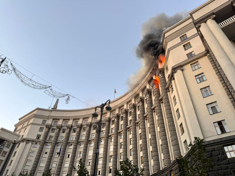 烏克蘭首都基輔的中央政府機關大樓7日遭俄軍空襲。(圖取自facebook.com/zelenskyy.official)