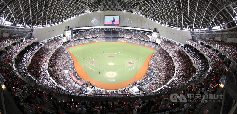 中華職棒味全龍隊一連3天在台北大巨蛋替「大師兄」林智勝舉辦引退系列賽「31CONIC 智勝一擊」,7日最終戰依舊吸引滿場4萬名球迷觀賽。中央社記者張新偉攝 114年9月7日