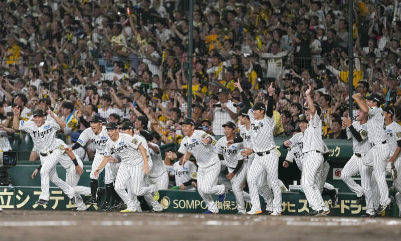 阪神虎7日以2比0擊敗廣島鯉魚,在例行賽封王。(共同社)