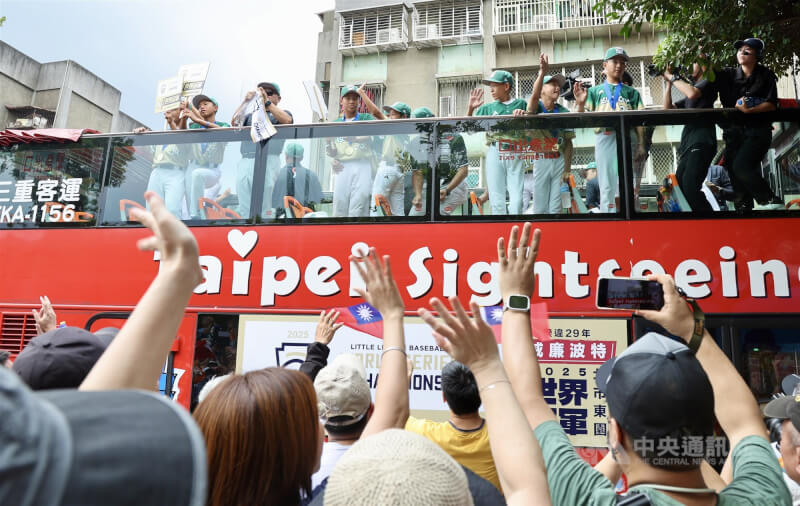 支持民眾向選手揮手致意。中央社記者張皓安攝 114年9月7日