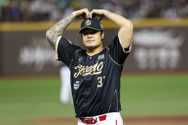 林智勝敲出本季首轟、生涯第305轟,向球迷比出愛心手勢致意。中央社記者吳家昇攝 114年9月7日