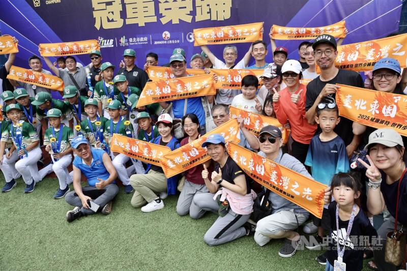 支持民眾到場與選手們合影。中央社記者張皓安攝 114年9月7日