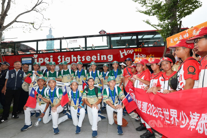 威廉波特世界冠軍東園國小7日下午在台北進行凱旋遊行活動,終點抵達台北大巨蛋,小將們在大巨蛋外合影。中央社記者吳家昇攝 114年9月7日