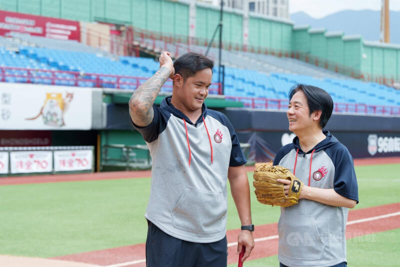 中職味全龍幫「大師兄」林智勝舉辦引退賽,7日是最終戰。總統賴清德表示,林智勝為台灣棒球種下的種子,會結成美麗的果實。圖為時任副總統賴清德(右)與林智勝合影。(取自賴總統臉書)中央社記者葉素萍傳真 114年9月7日
