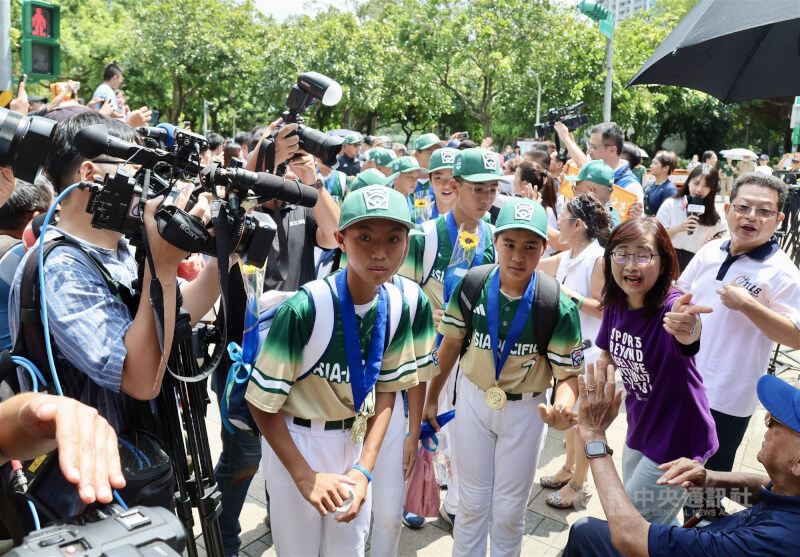 選手們在民眾夾道歡迎中出發前往台北大巨蛋。中央社記者張皓安攝 114年9月7日