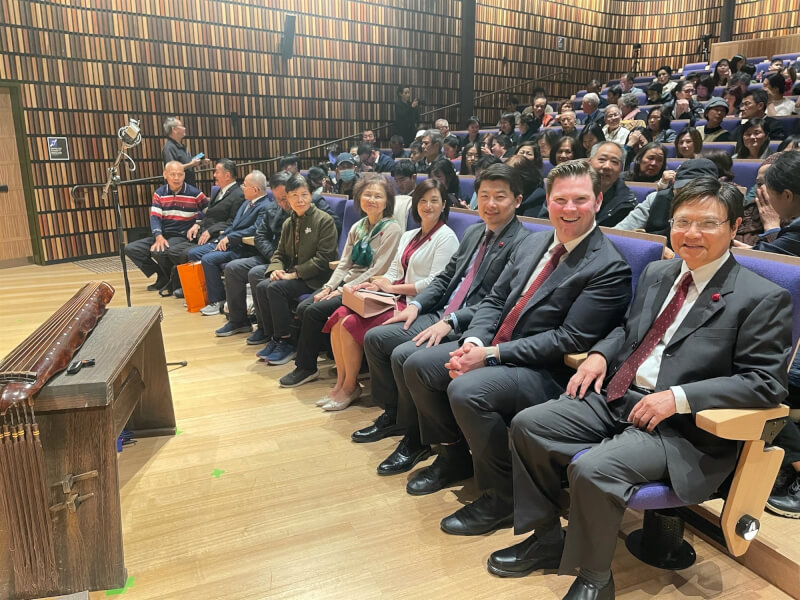 崇正國樂團在雪梨演出,駐雪梨辦事處處長吳正偉(前排右3)及澳洲新州州議員法羅(Scott Farlow,前排右2)肯定台灣文化對澳洲多元文化的貢獻。(台灣日嘉年華會提供)中央社記者丘德真雪梨傳真 114年9月6日