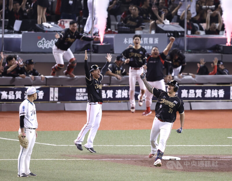 林智勝(前右)6局下轟出生涯第305轟,嗨翻全場。中央社記者張新偉攝 114年9月7日