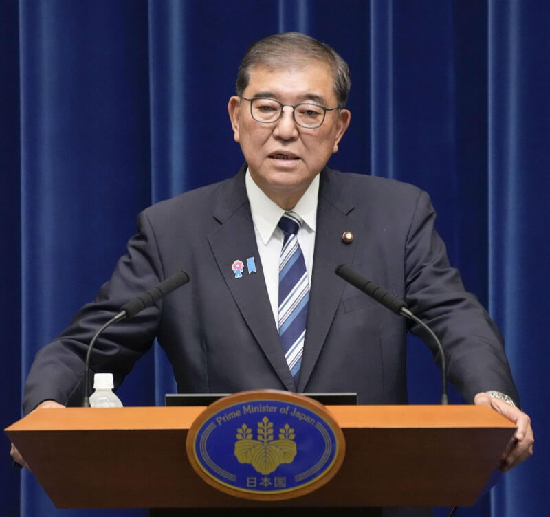 面對自民黨內要求他下台的呼聲，日本首相石破茂7日晚間召開記者會宣布辭職。（共同社）