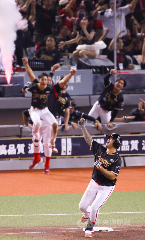 中華職棒味全龍隊林智勝(前右)7日在台北大巨蛋進行引退賽最終戰,6局下他轟出陽春砲,用生涯305轟完美作結。中央社記者張新偉攝 114年9月7日