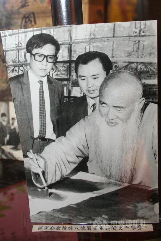 巴西台灣移民文物展曾展出國畫大師張大千在巴西慕義市故居八德園教授國畫的歷史照片。中央社記者唐雅陵聖保羅攝 114年9月7日