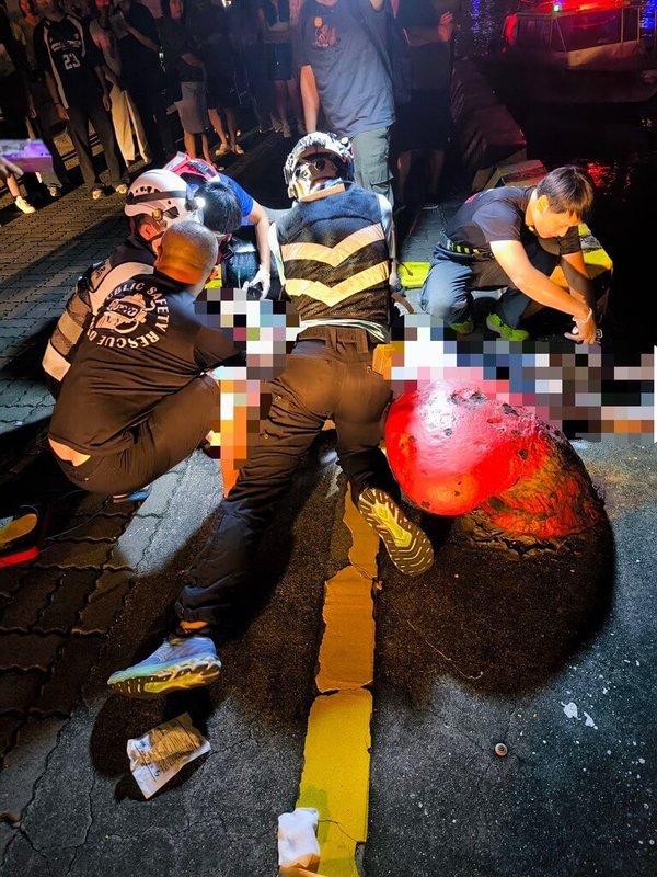 高雄市警方7日晚間接獲報案,指鹽埕區大義街底、駁二藝術特區附近有男子落水。警方表示,落水者為47歲加拿大籍男子,疑因飲酒不慎失足落水,送醫搶救後生命跡象穩定,尚未恢復意識。(高雄市政府警察局鹽埕分局提供)中央社記者張已亷傳真 114年9月7日