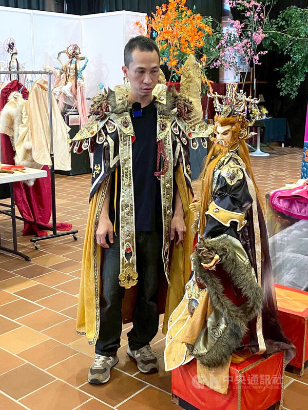 三昧堂創意木偶團與迴響樂集合作推出第12齣全新布袋戲音樂劇作品「正義」,7日在嘉義縣表演藝術中心實驗劇場登場,劇中主角東方蒼龍身高150公分,氣勢非凡。左為戲偶造形師王文志。中央社記者蔡智明攝 114年9月7日