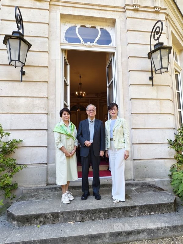 文化部長李遠(中)7日參訪駐法國台灣文化中心(巴文中心),與台法文化獎評審之一林曼麗(左)、駐法大使郝培芝(右)相見歡。中央社記者趙靜瑜攝 114年9月7日