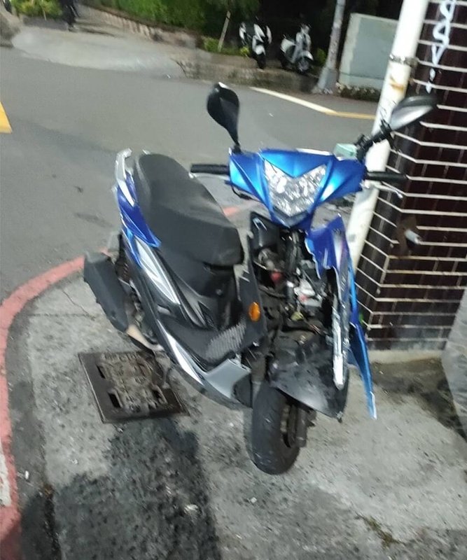 一名少年7日凌晨無駕照騎機車沿高雄市新興區渤海街向西直行,通過錦田路口時疑未停讓,與一輛沿著錦田路向北直行的計程車發生碰撞,少年身體多處擦挫傷、意識清楚,經醫院治療無大礙。(高雄市警察局新興分局提供)中央社記者張已亷傳真 114年9月7日