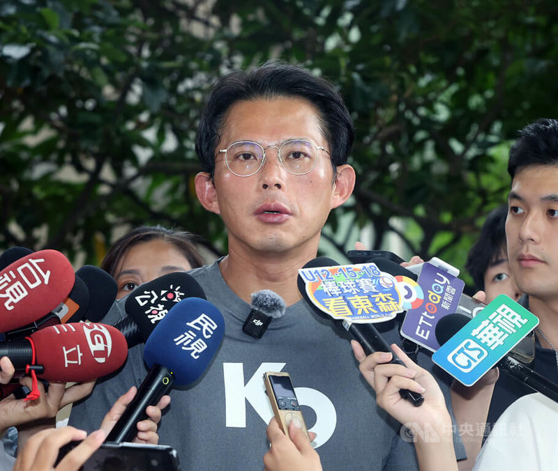 台北地方法院審理京華城案,裁定民眾黨前主席柯文哲以新台幣7000萬元交保。民眾黨主席黃國昌(中)7日受訪表示,柯文哲沒有從中得到任何好處,交保金卻這麼高,總統賴清德還有臉說行政介入司法已是過去式,他要說,政黨干預司法是現在進行式。中央社記者郭日曉攝 114年9月7日