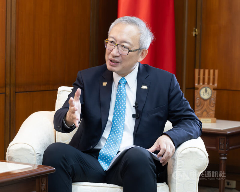 外交部次長吳志中接受專訪強調,「中華文化最棒的部分都在台灣」,要不是台灣保存下來,故宮裡的文物早於文化大革命摧毀殆盡。中央社記者謝佳璋攝 114年9月7日
