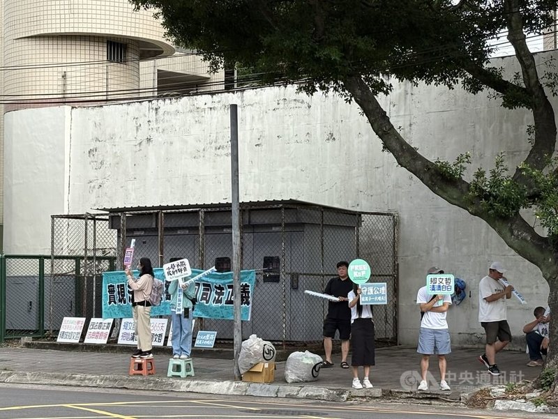 台北地方法院日前裁定前台北市長柯文哲裁定以新台幣7000萬元交保。柯文哲辯護人8日辦理律見後受訪時說，柯文哲同意由太太陳佩琪辦理後續交保程序。圖唯有支持者聚集在台北看守所外舉標語聲援。中央社記者曹亞沿攝　114年9月8日