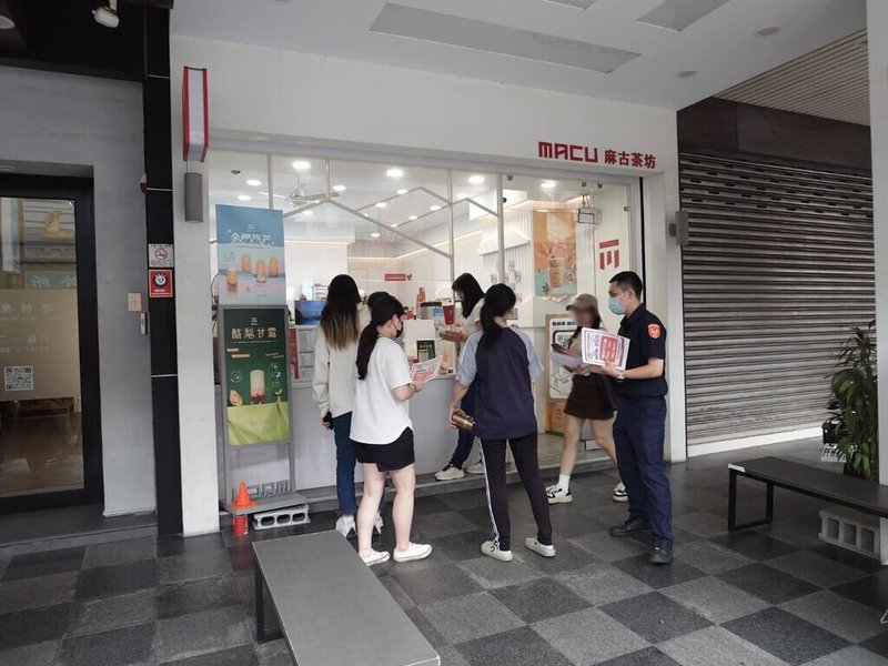 台中市警察局第二分局8日說，下半年度依不同行業及機關團體主題式宣導防詐，圖為8月員警前往飲料業向店員及買飲料民眾說明。（警方提供）中央社記者郝雪卿傳真  114年9月8日