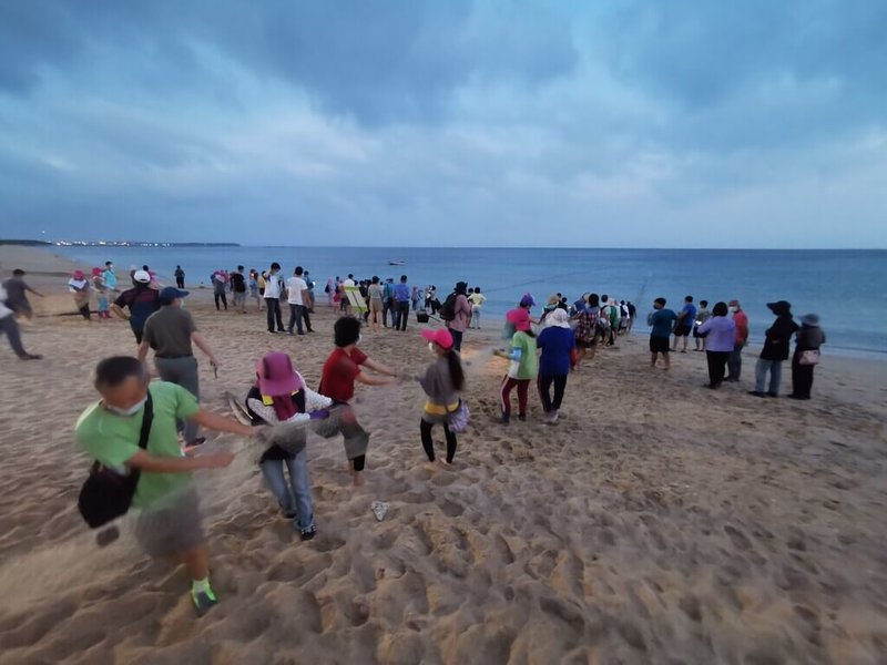 觀光署澎湖國家風景區管理處發布「澎湖四季旅遊」系列活動,推出「秋季奇岩」,規劃10月起每週末假日舉辦「林投牽罟趣」,邀民眾親身感受傳統漁法的樂趣。(澎湖國家風景區管理處提供)中央社 114年9月8日